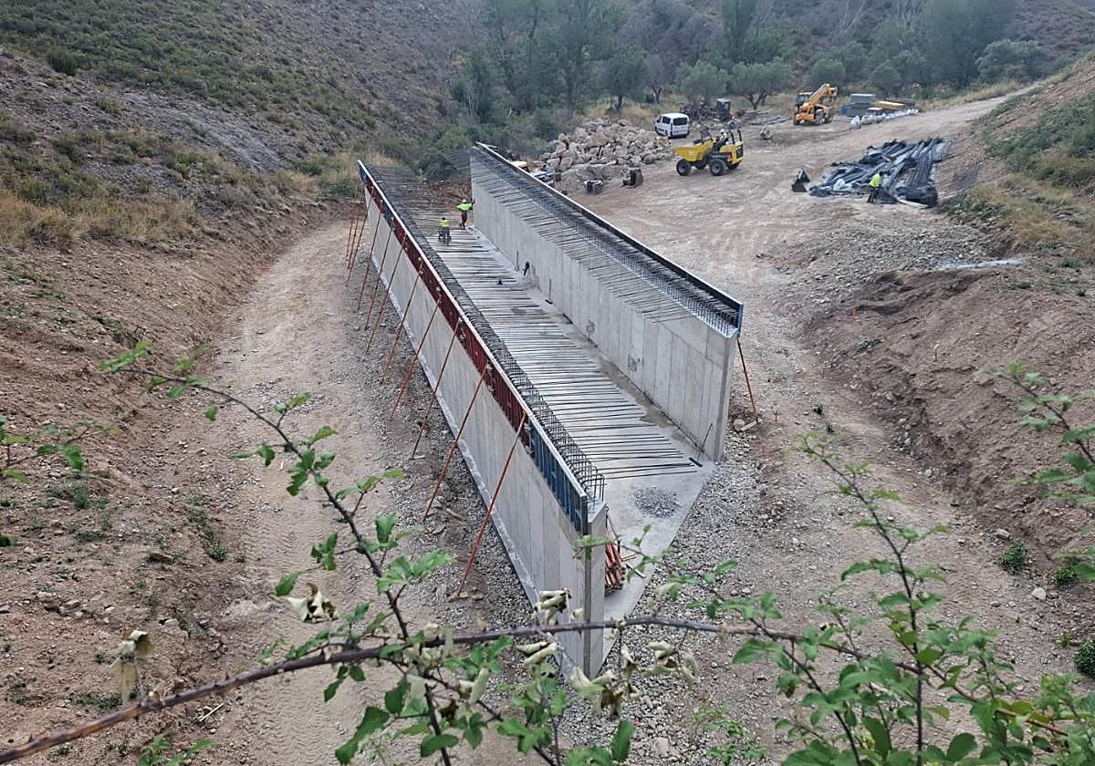 Obras en la carretera LR-385 en el término de Grávalos.