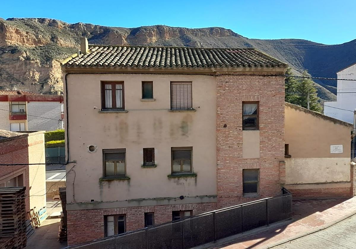 El edificio municipal que tendrá tres viviendas de alquiler joven, desde la calle Andrés Martínez.
