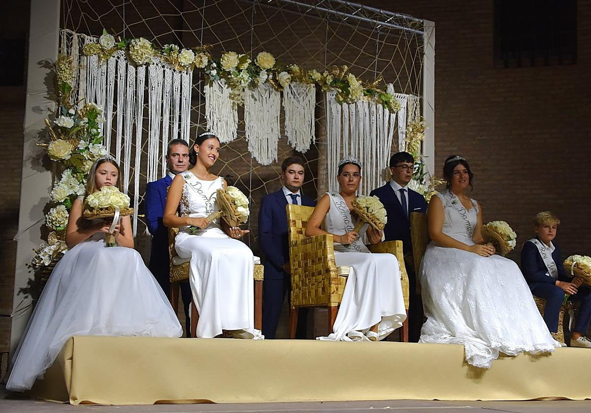 Reina de las fiestas 2025 de Aldeanueva de Ebro, damas, acompañantes y reyes infantiles. Arriba, el pregonero, Carlos Aldama.