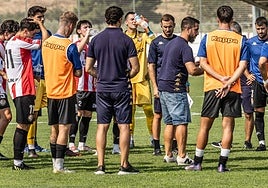 Cantabrana da instrucciones a sus jugadores en el duelo del pasado sábado en Varea.