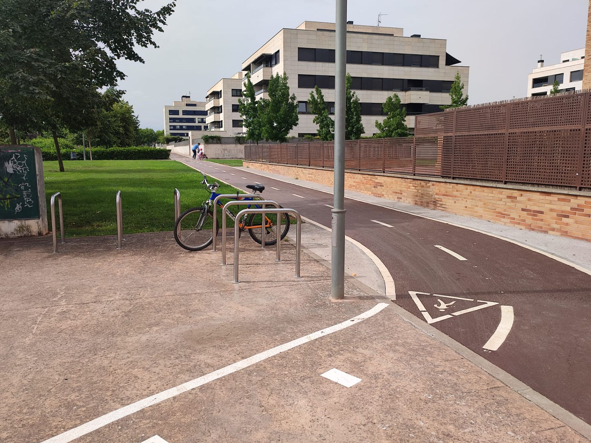 Nuevo carril bici por el parque de La Guindalera junto a las traseras de las comunidades de vecinos de avenida de la Sierra.