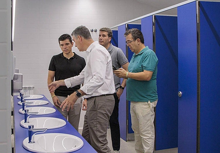 Baños reformados del albergue juvenil de Ezcaray.