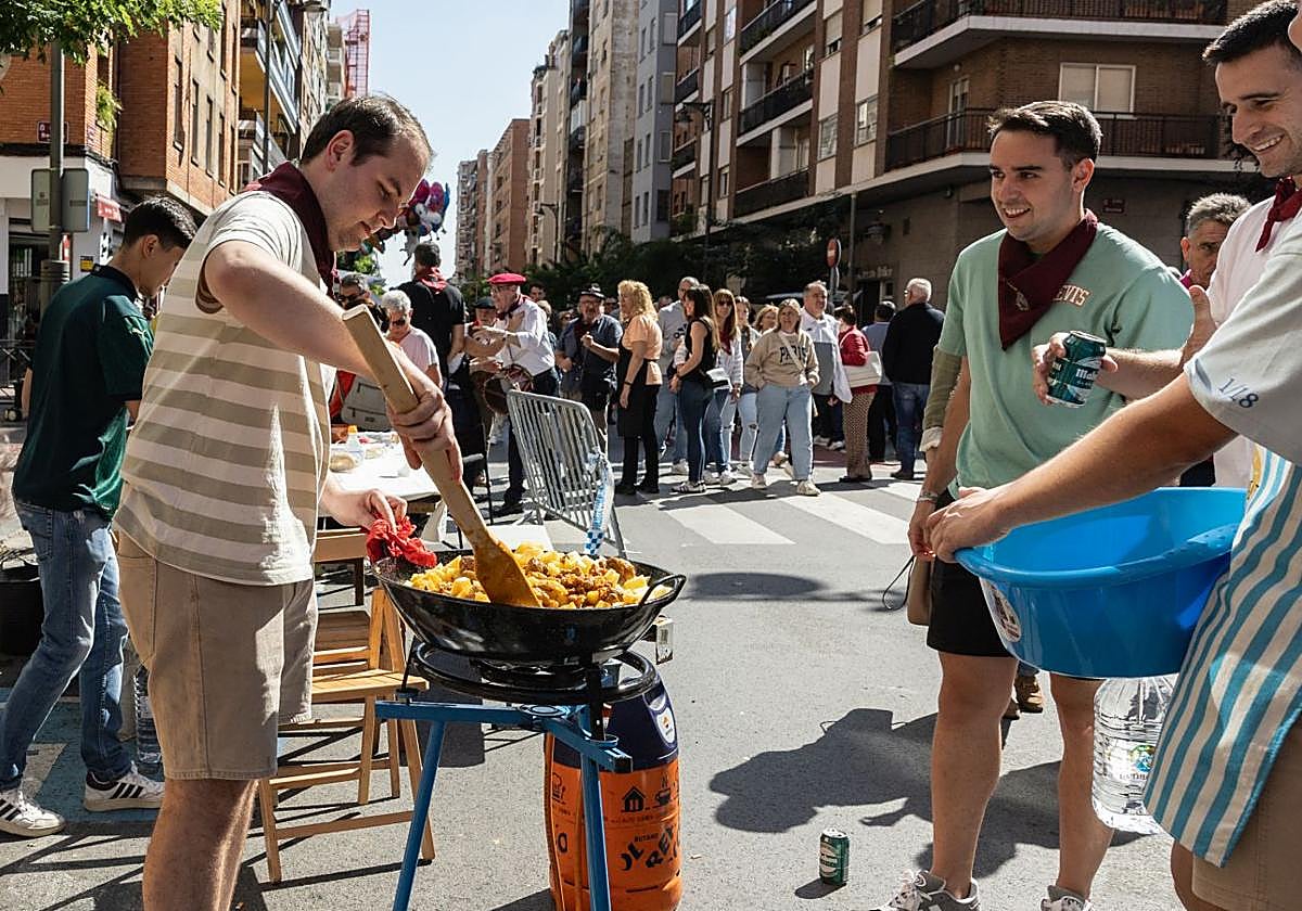 Un joven remueve las patatas en el concurso de calderetas del año pasado.