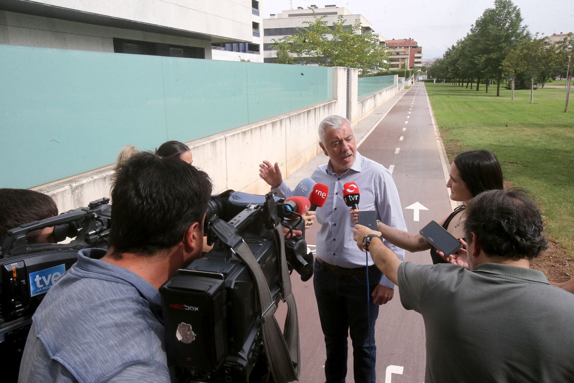 Ángel Andrés junto al nuevo carril bici.