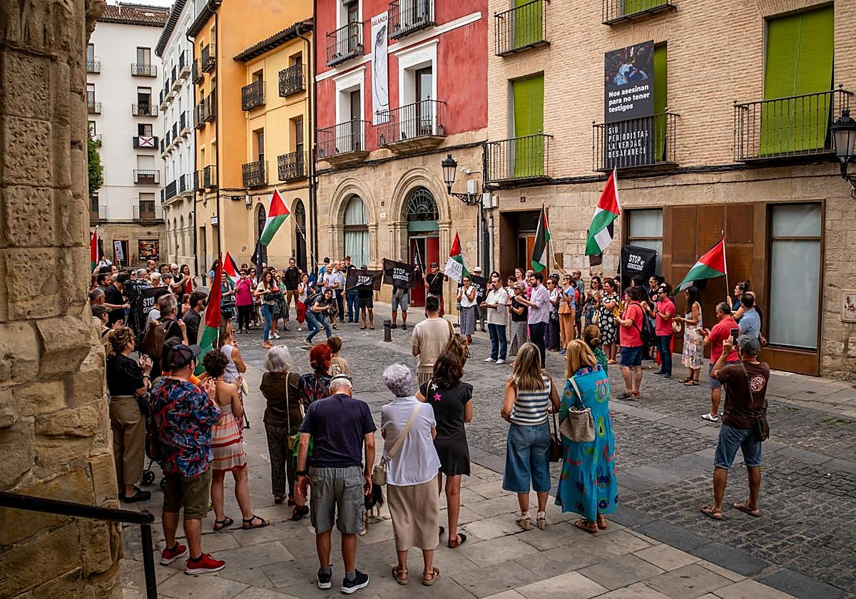 Concentración junto a la Asociación de la Prensa de La Rioja.