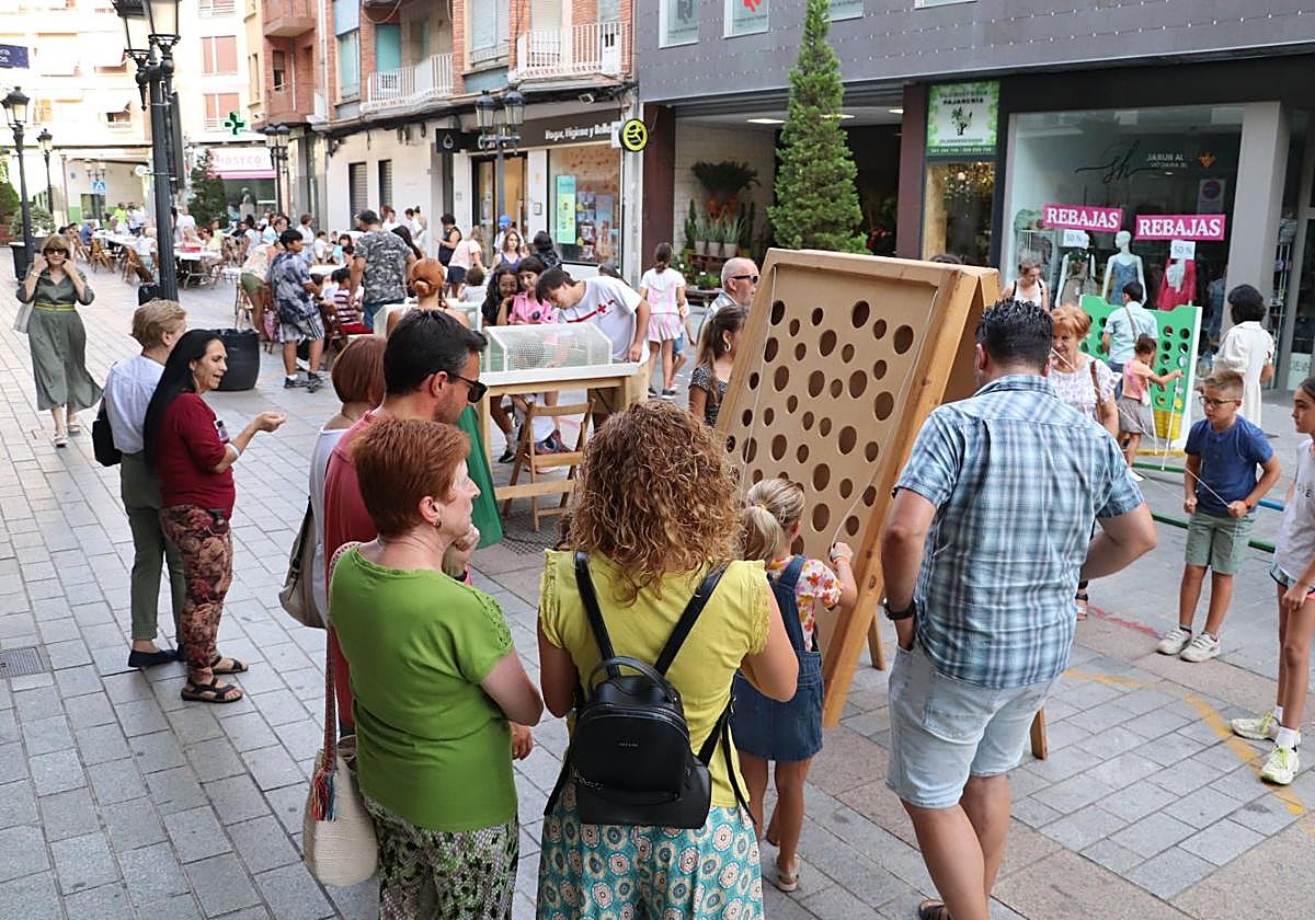 La calle Juan Carlos I se llenará de diversos juegos de todos los tamaños y manualidades en una invitación a las familias a compartirlos.