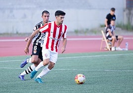 Urki Txoperena conduce el balón durante el Torneo Luis de la Fuente.