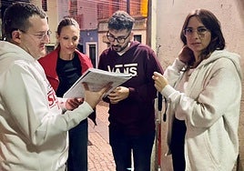 Domingo Pisón (i) da pautas a los actores durante el rodaje de su último corto, 'Veo oscuro'.