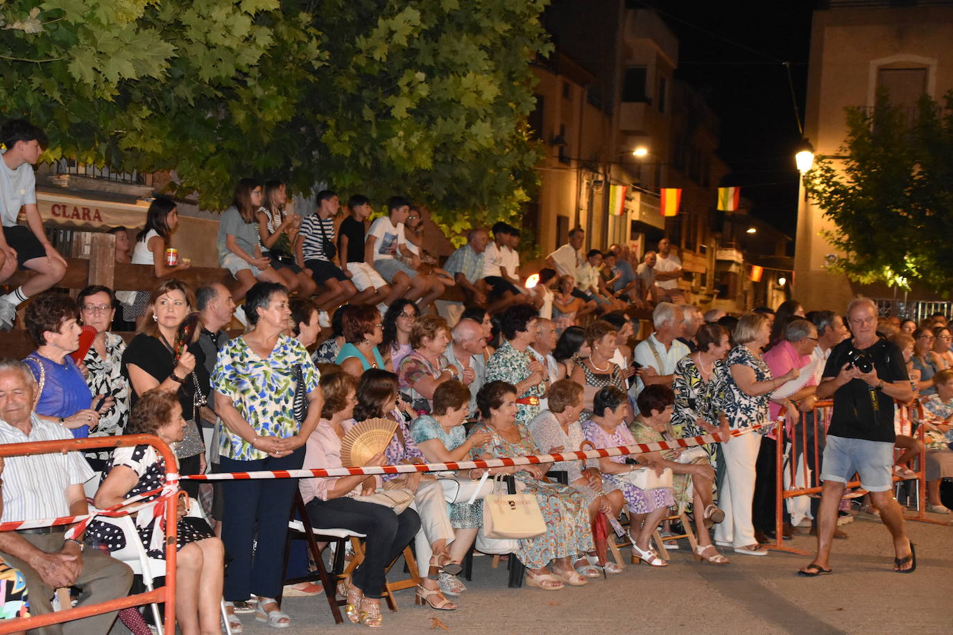 Las imágenes de la coronación de las reinas y damas de Aldenueva