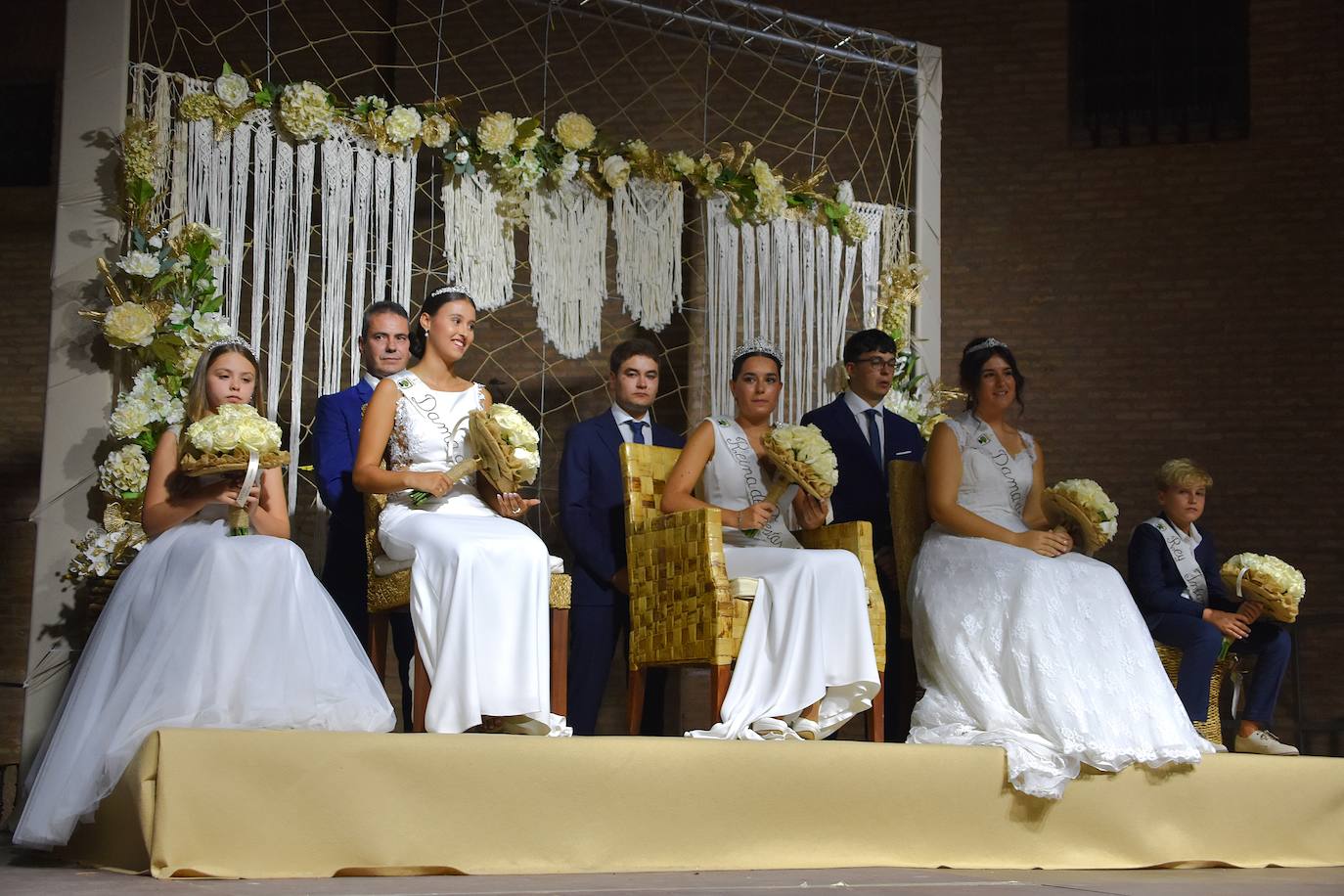 Las imágenes de la coronación de las reinas y damas de Aldenueva