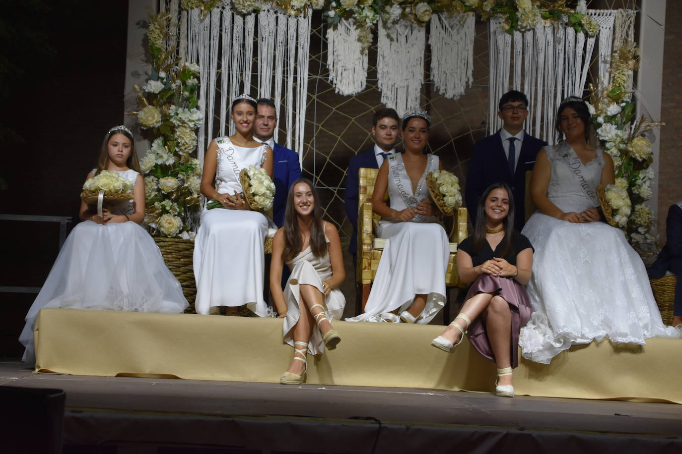Las imágenes de la coronación de las reinas y damas de Aldenueva