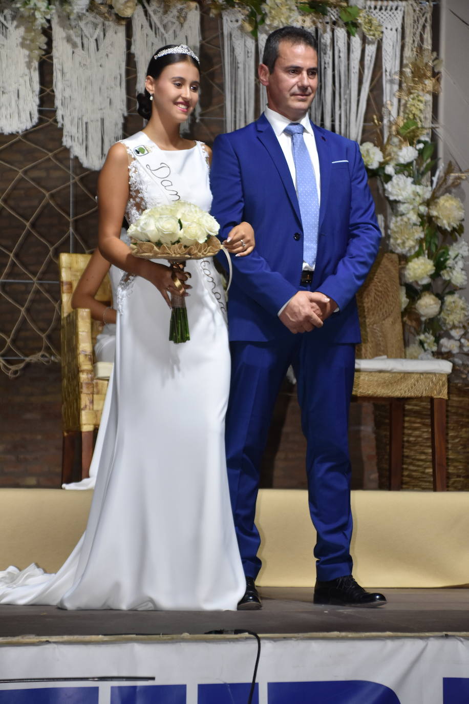 Las imágenes de la coronación de las reinas y damas de Aldenueva