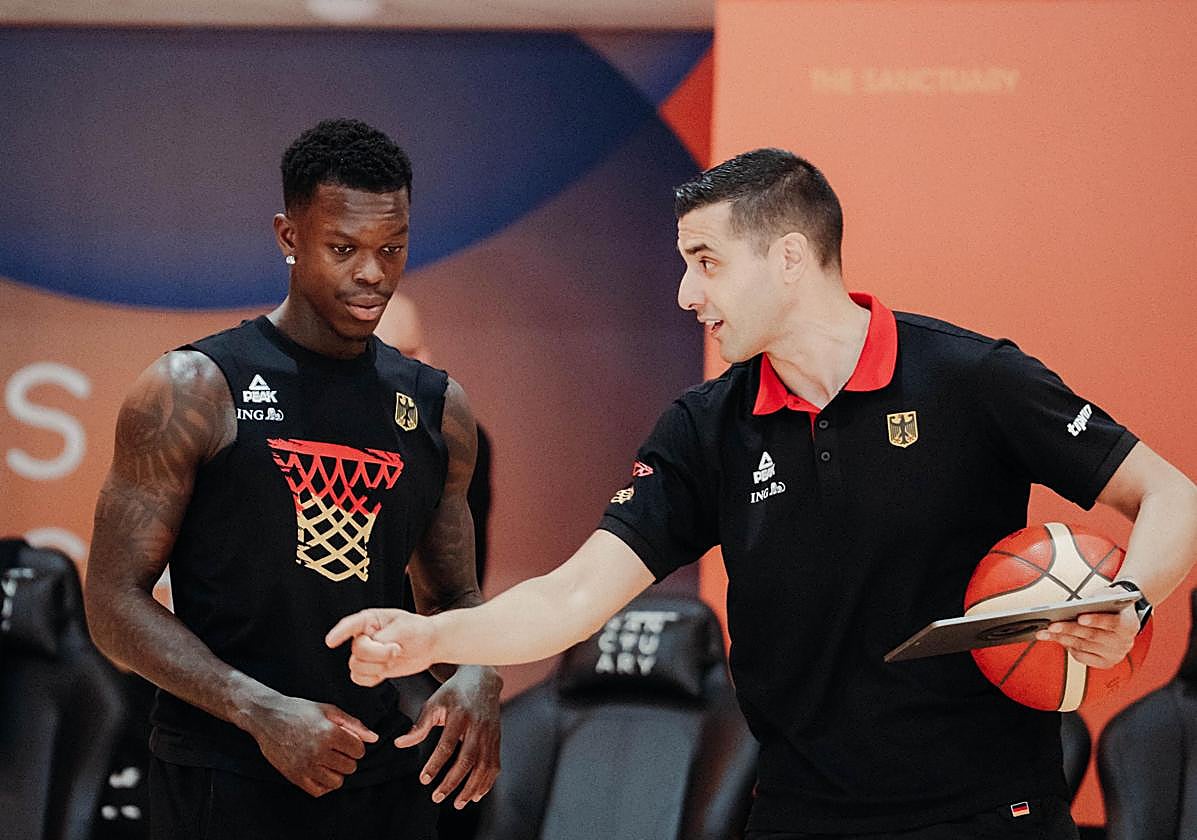 Roberto Molina da indicaciones al base de la selección alemana y de los Sacramento Kings Dennis Schroder.