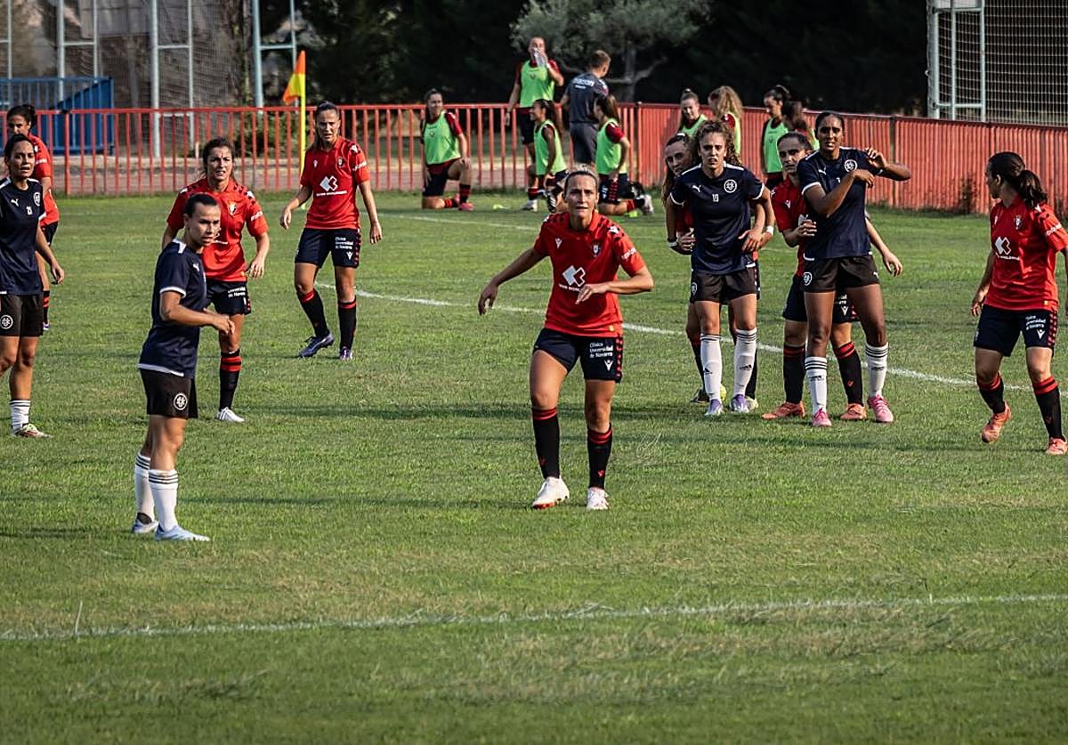 Las jugadoras del DUX Logroño y de Osasuna, dispuestas para un saque de banda de la capitalinas.