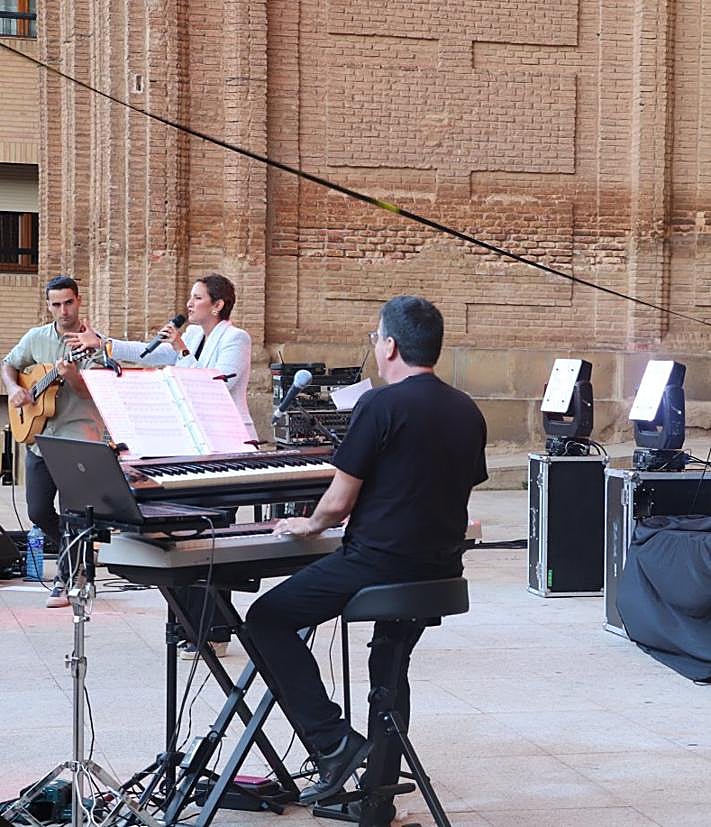 Imagen secundaria 2 - La despedida de una intensa semana de felicidad en Alfaro