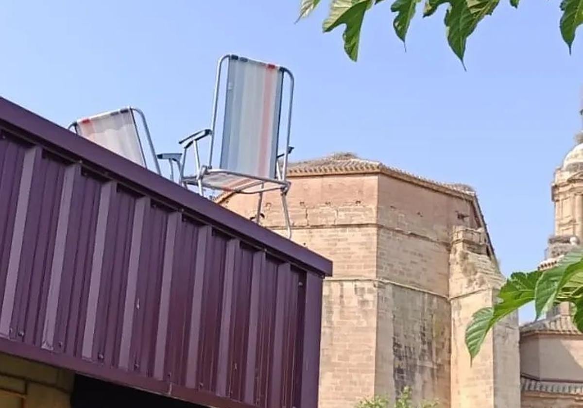 Sillas y hamacas colocadas en el techo de las piscinas municipales como si fuera un solarium.