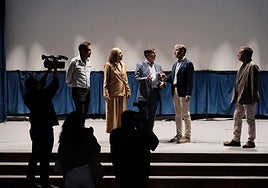 Gonzalo Capellán charla con Amadeo Lázaro en el salón de actos de la Colonia de Albelda.