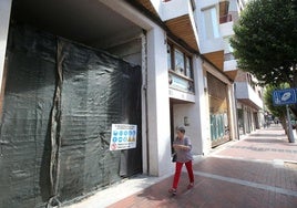 Bajos de Pérez Galdós 12 de obras para el traslado de Stradivarius, con sus dos accesos flanqueando el portal del edificio.