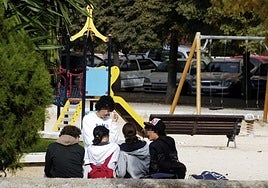 Un grupo de adolescentes conversa en un parque