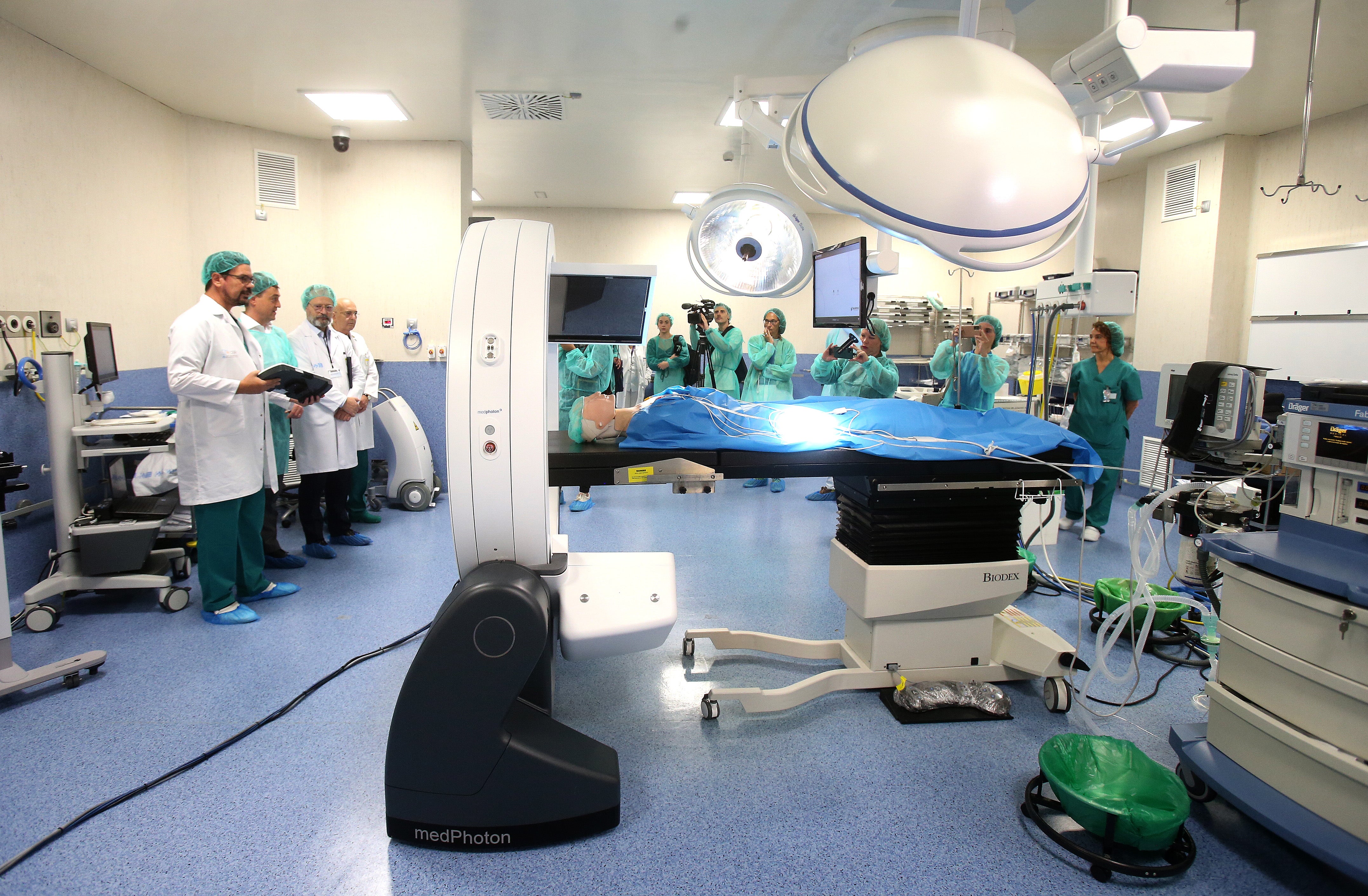 El equipo de la unidad oncológica del Cibir durante la demostración del nuevo equipo de braquiterapia