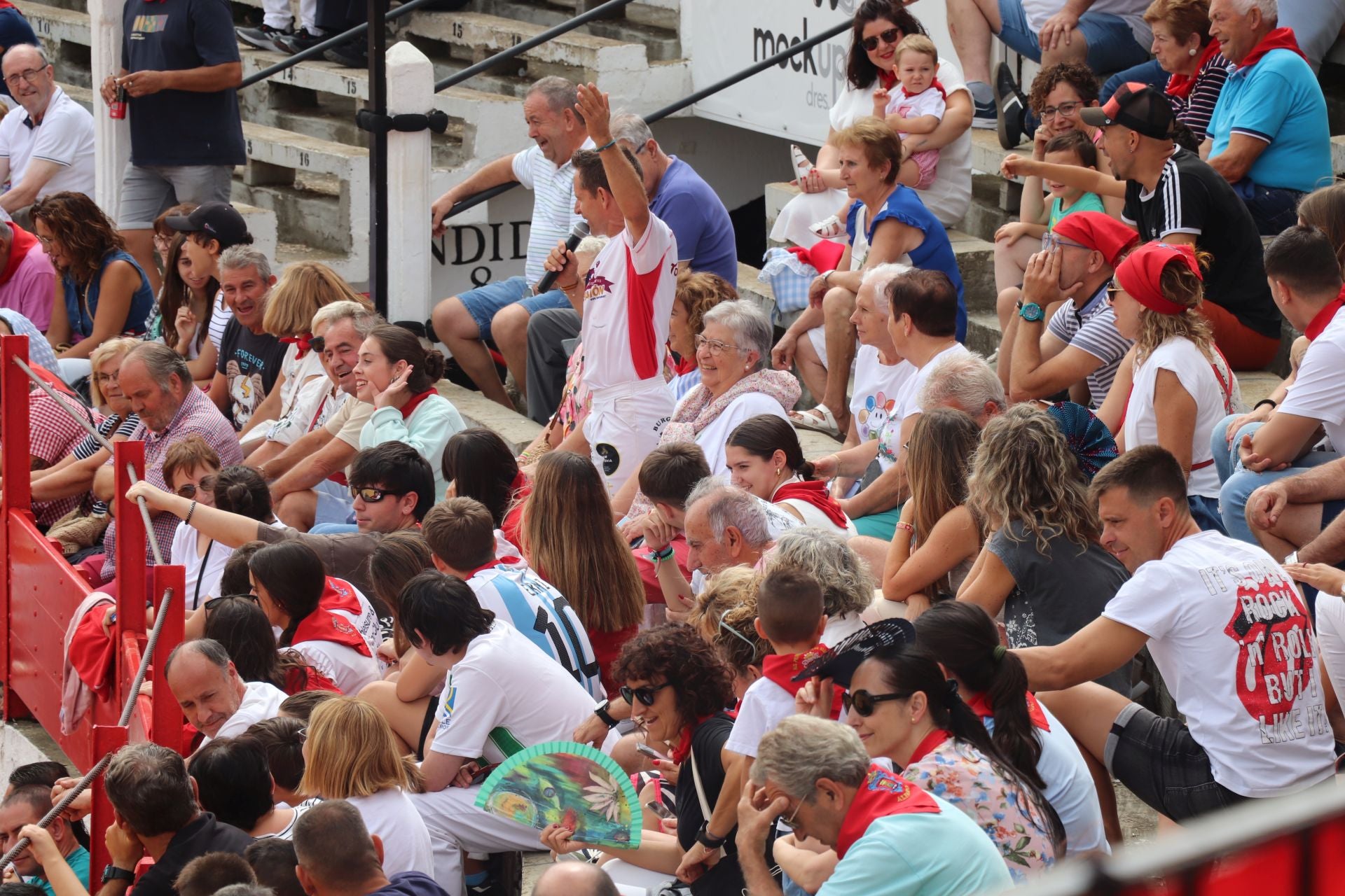 Comida popular y fiesta en el día joven en Alfaro