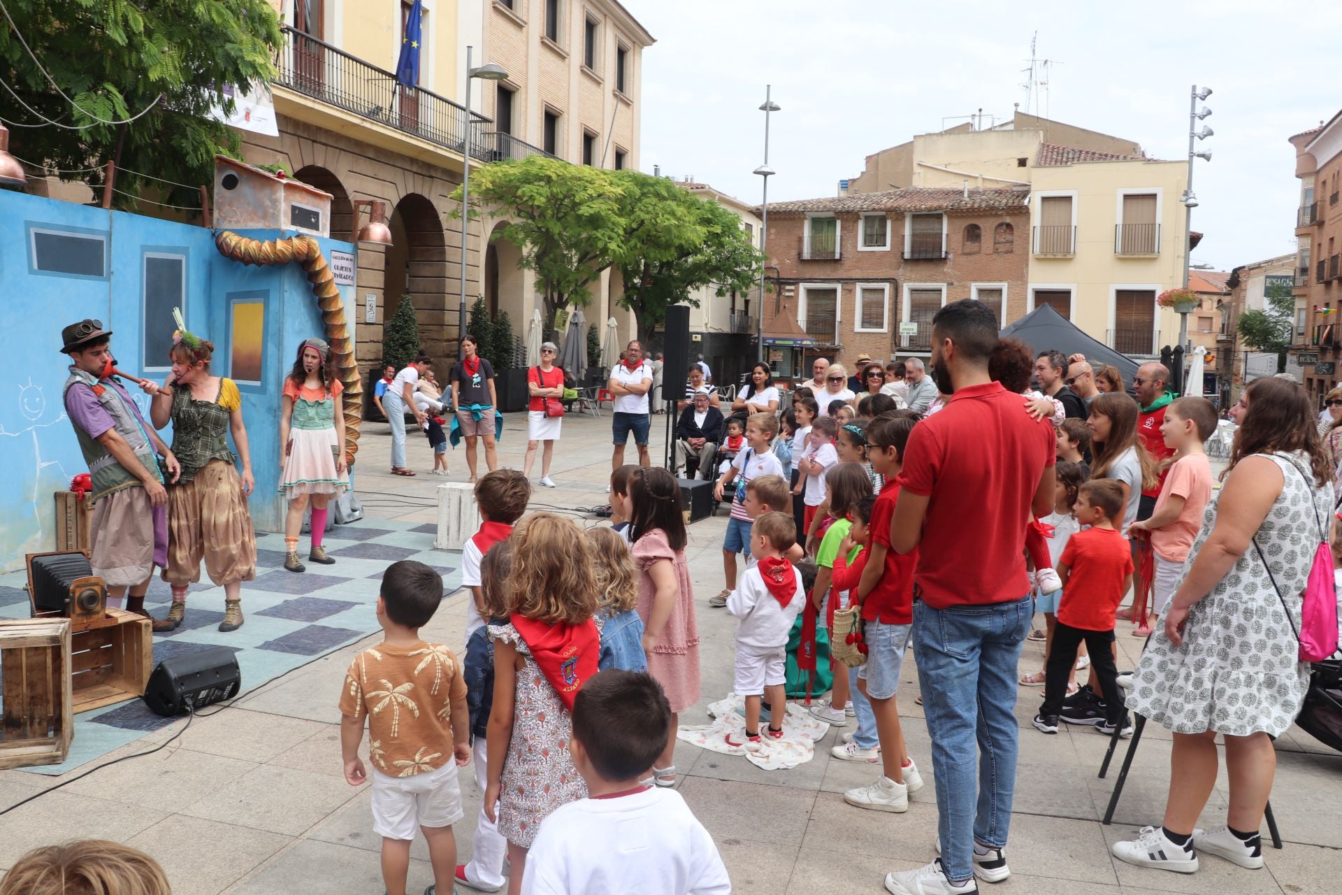Comida popular y fiesta en el día joven en Alfaro