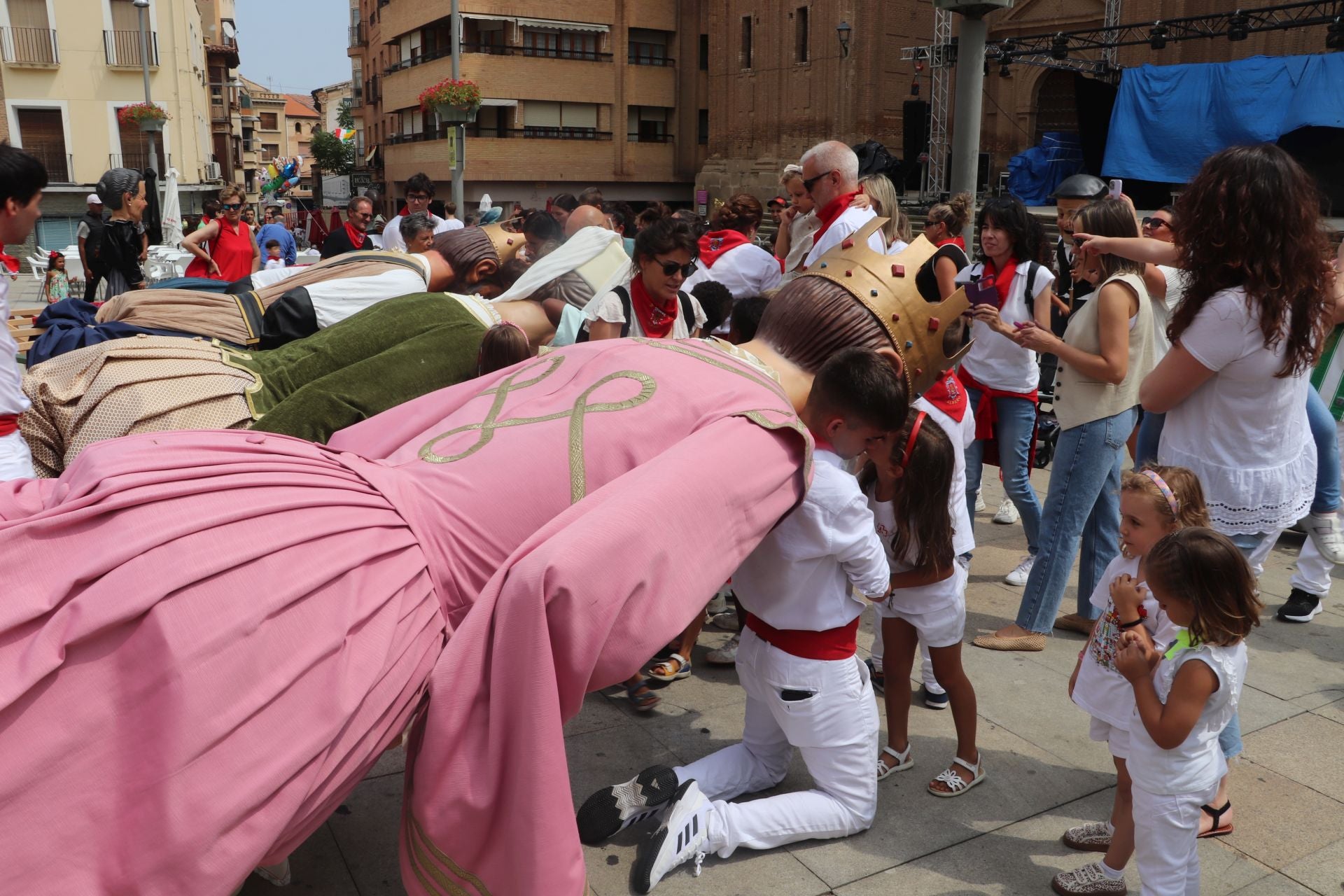 Comida popular y fiesta en el día joven en Alfaro