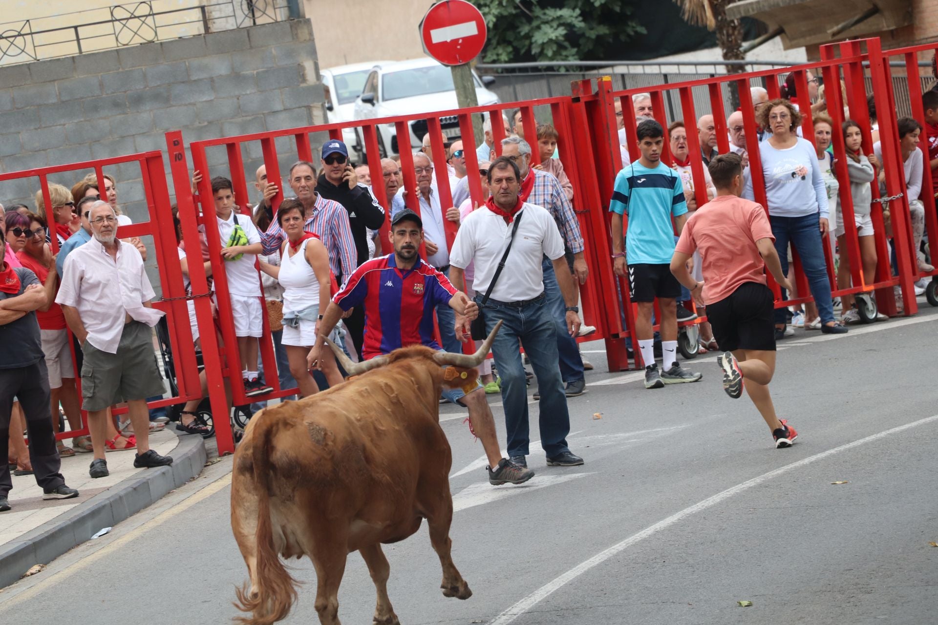 Comida popular y fiesta en el día joven en Alfaro