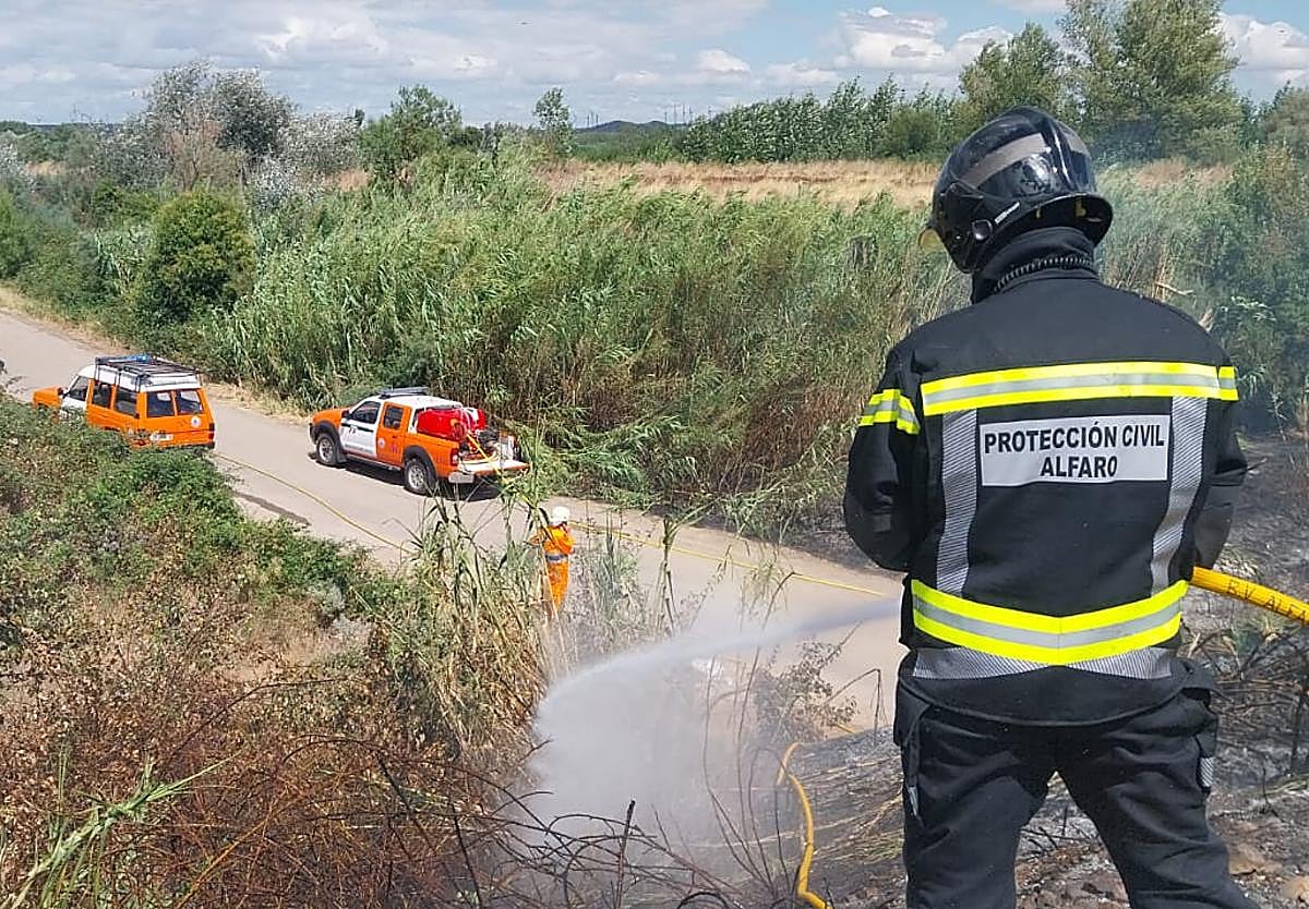Imagen principal - Restablecida la circulación ferroviaria tras el incendio en Alfaro