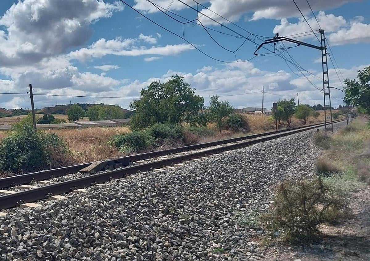 Imagen secundaria 1 - Restablecida la circulación ferroviaria tras el incendio en Alfaro
