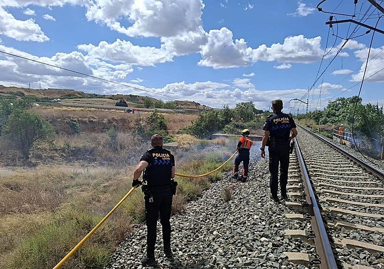 Los Bomberos y la Policía Local trabajando en la zona.