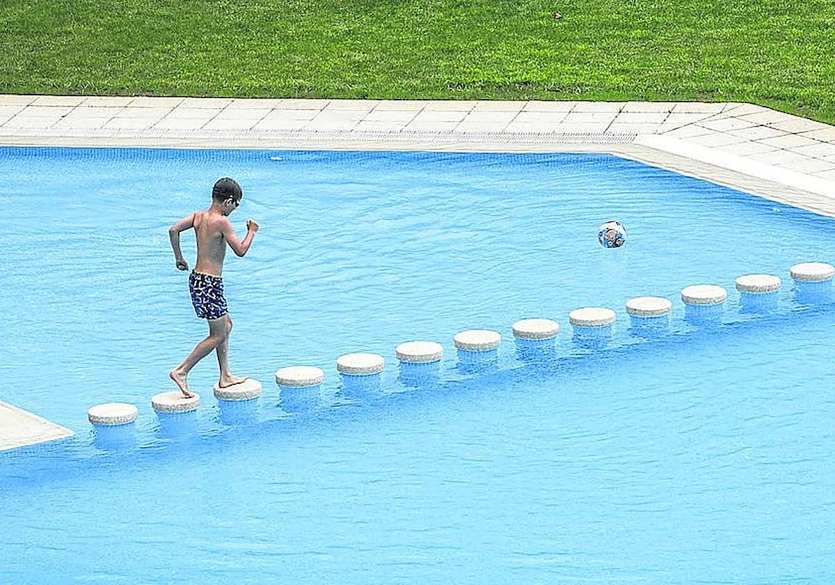 Un niño juega en una piscina comunitaria, en una imagen de archivo.