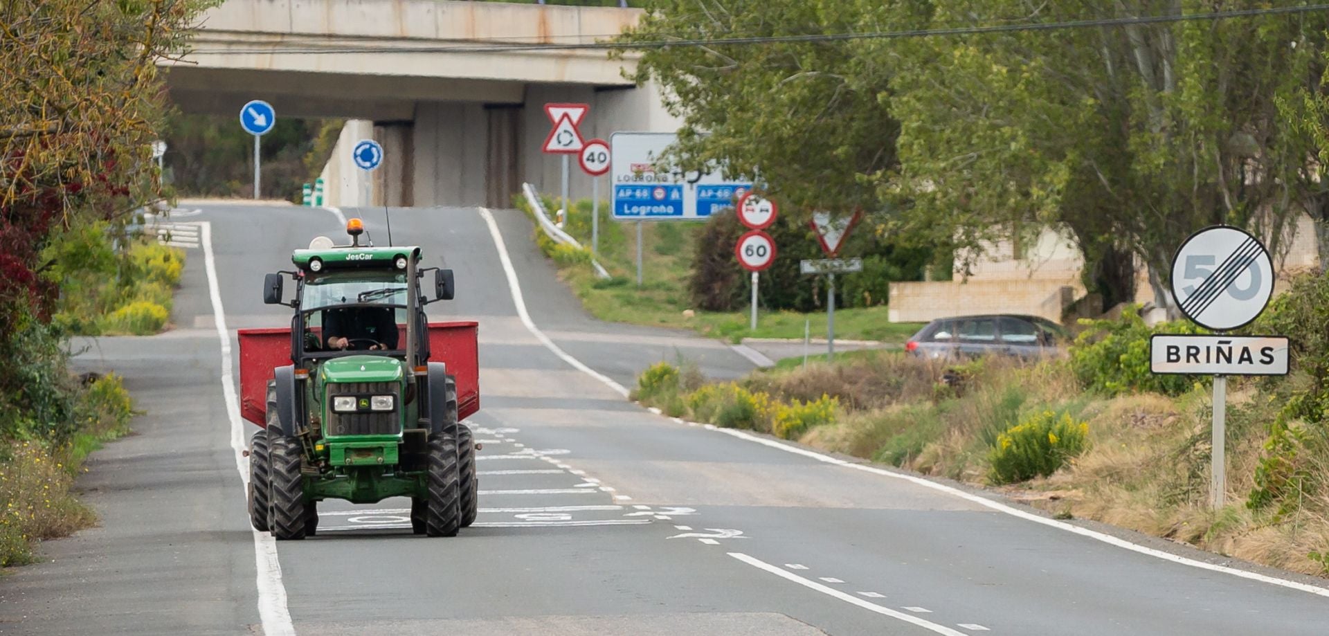Un tractor en la carretera en una vendimia anterior.