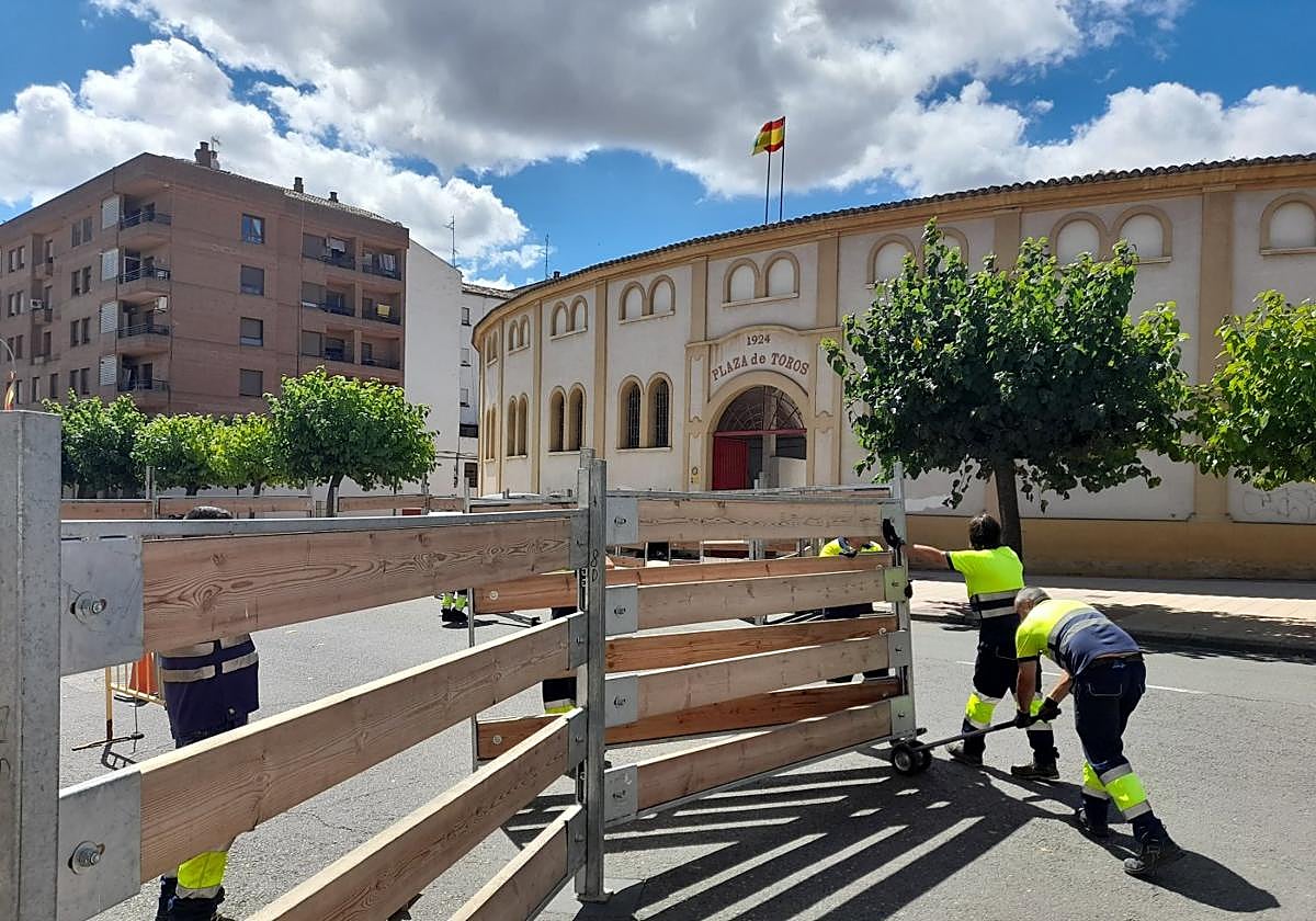 Operarios municipales instalaron ayer el vallado de los encierros junto a la plaza de toros de Calahorra.