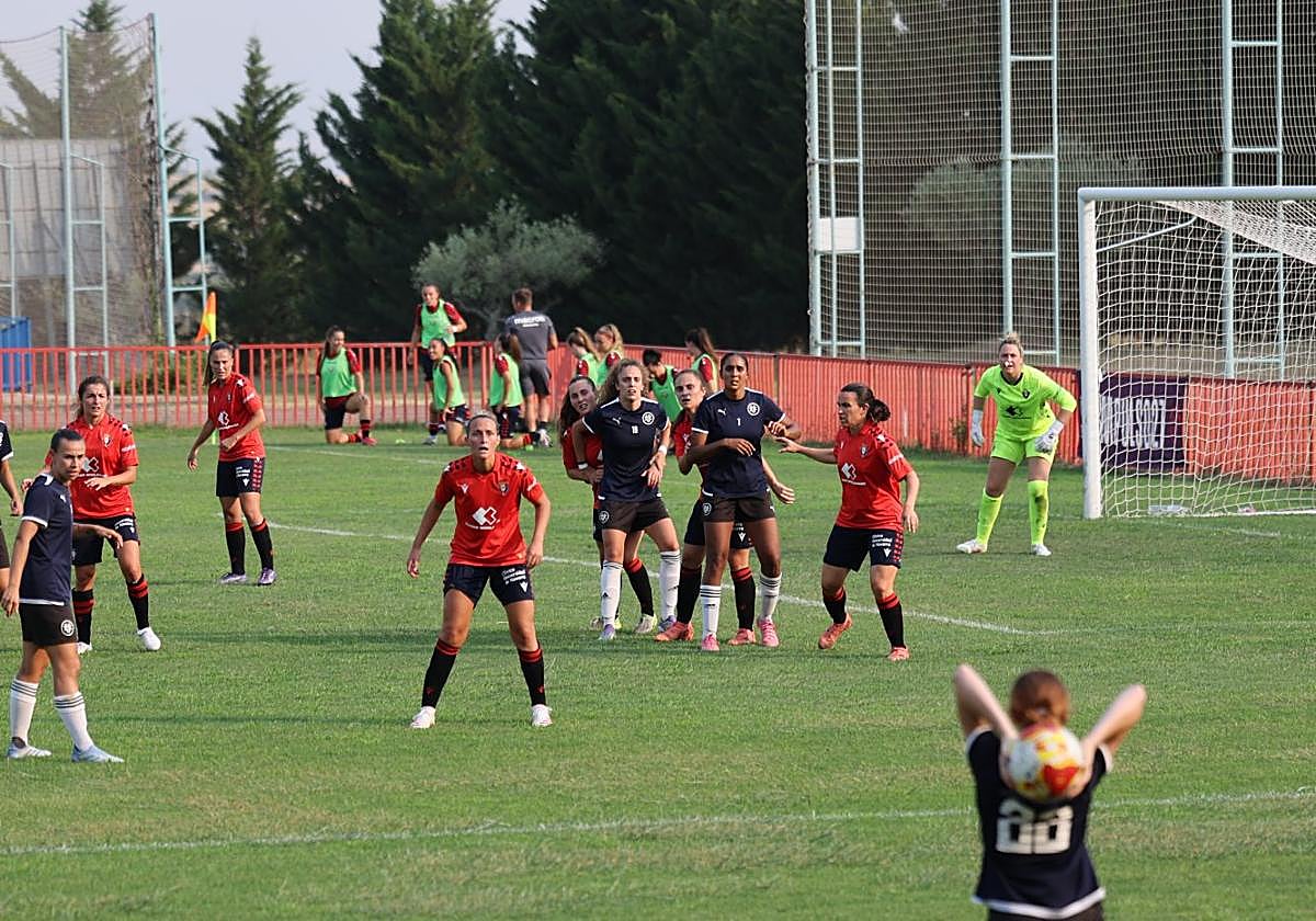 Justi se prepara para poner un saque de banda al área durante el partido amistoso contra el Osasuna de la semana pasada.