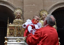 Presentación de una niña a los Santos Mártires de Calahorra.