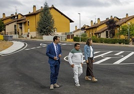 La nueva rotonda permite el giro del autobús escolar.