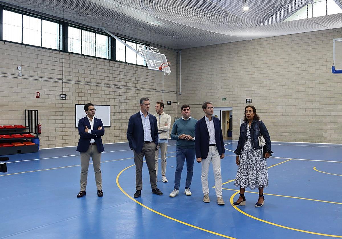 Visita al polideportivo Valle del Oja del presidente del Gobierno, Gonzalo Capellán, y del director general de Deporte, Diego Azcona.