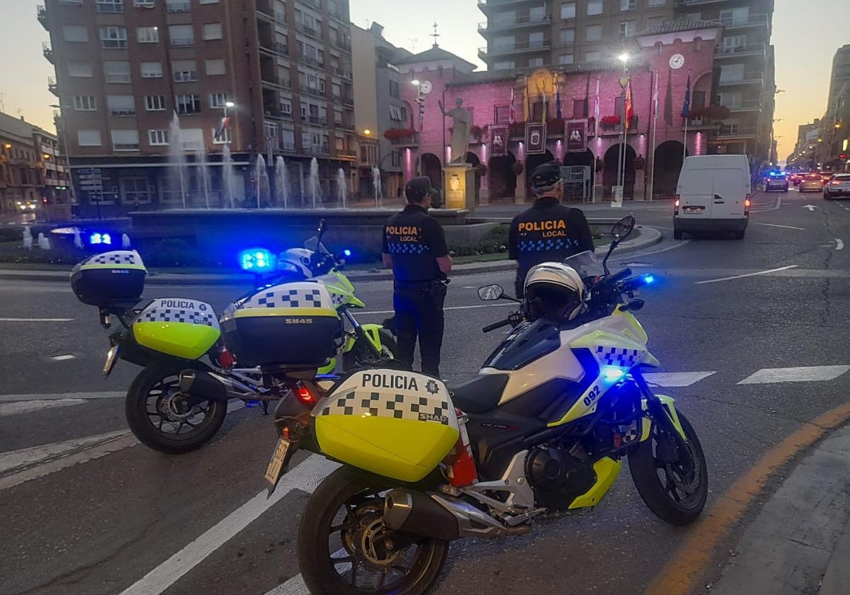 Dos agentes motorizados, ayer en la glorieta Quintiliano de Calahorra.