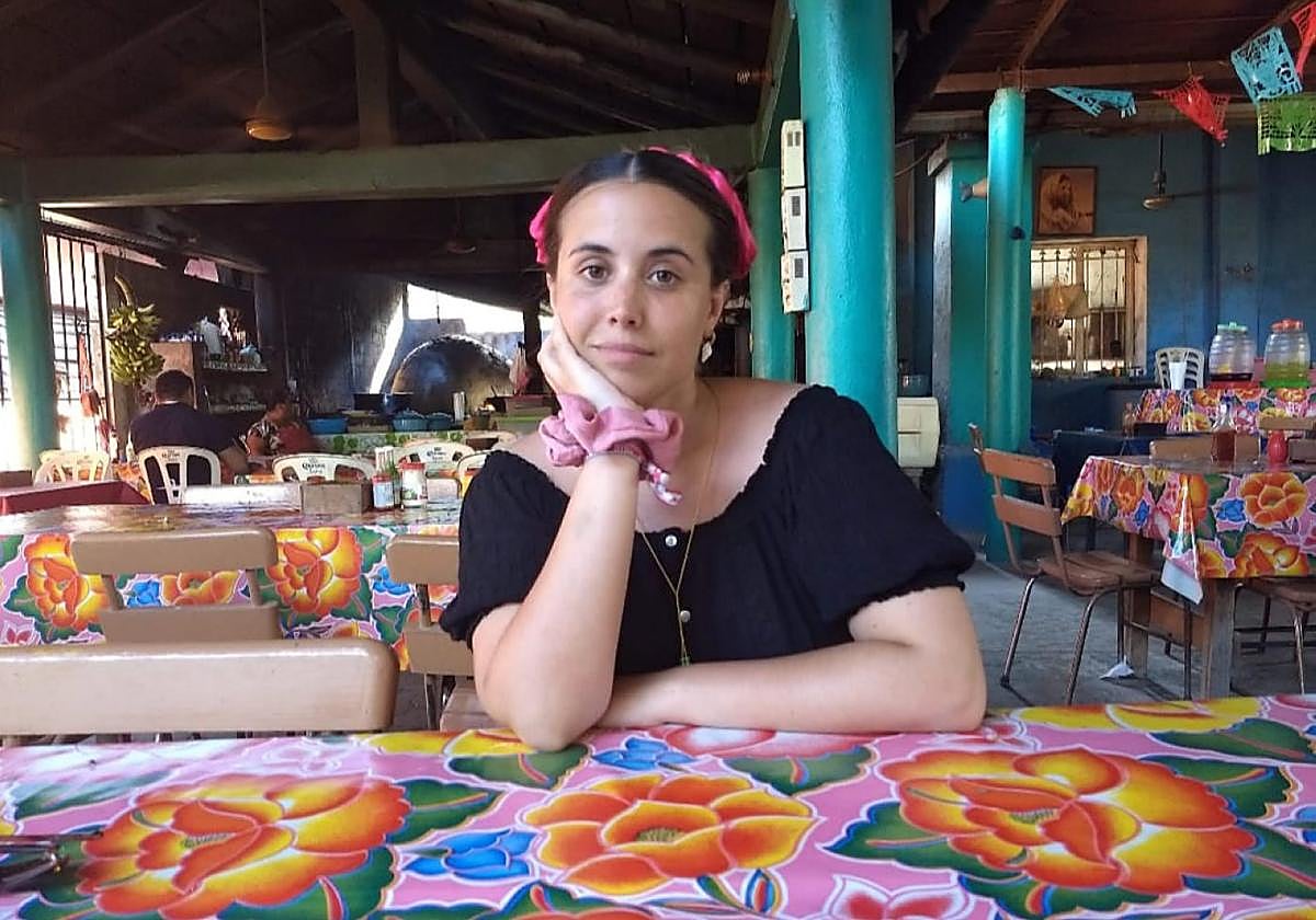 La antropóloga y periodista Paula Gil Ocón posa para la cámara en México.