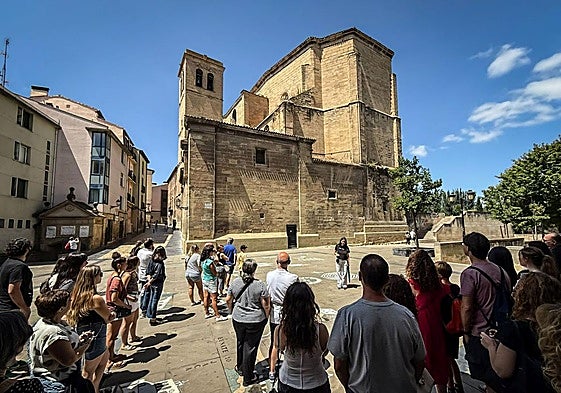 Un grupo de turistas atiende las explicaciones de una guía el pasado mes de julio junto a la iglesia de Santiago de Logroño.