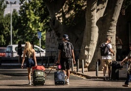 Turistas en el entorno del Revellín hace dos semanas.