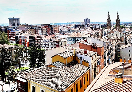 El Logroño antiguo y el nuevo en una perspectiva captada desde la Villanueva en el Casco Antiguo de la capital de La Rioja.