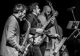 Marcos Collado (guitarra) y Los guardianes del compás.