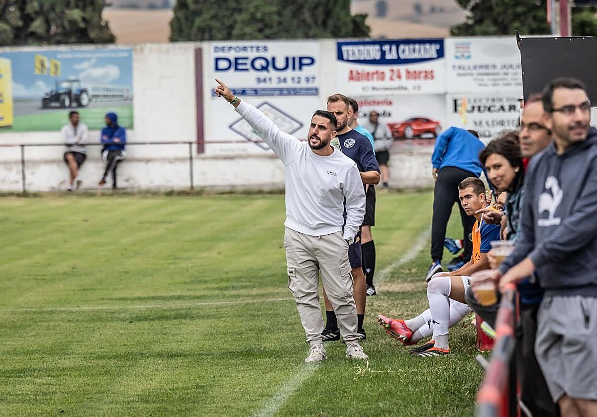 Adrián Cantabrana da indicaciones a sus hombres durante un partido de pretemporada.