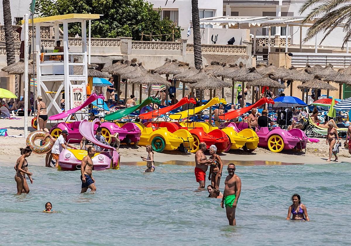 Bañistas en las playas de Baleares, uno de los puntos turísticos más concurridos.