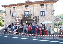 Los participantes en la primera visita guiada contemplan una casa desde el Zaguán de la Fonda.