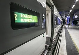 El tren Alvia en la estación de tren de Logroño.