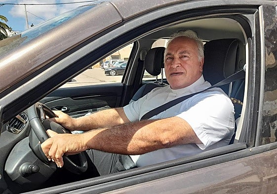Eduardo Torres coge su coche en Cervera para acudir a Inestrillas, donde el fin de semana se celebraron las fiestas de la Natividad.