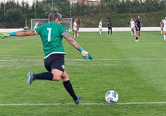 Chelsea se prepara para pegar a la bola en el choque de ayer contra el Madrid CFF en Soria.
